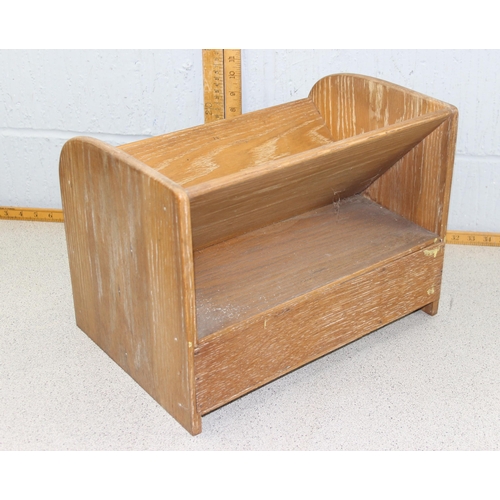 282 - Vintage wooden oak book rack