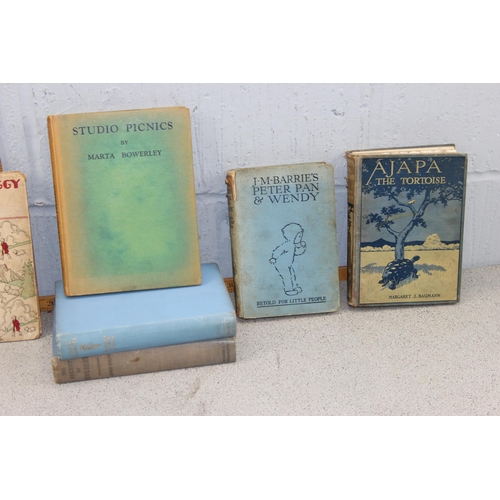 558 - Qty of interesting books to inc The Ascent of Everest first edition, Studio Picnics signed first edi... 