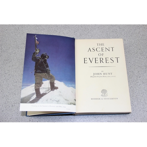 558 - Qty of interesting books to inc The Ascent of Everest first edition, Studio Picnics signed first edi... 