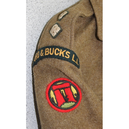 1402 - 1949 pattern 1949 dated Oxford & Bucks battledress with original insignia to a Lieutenant and RAF Wi... 