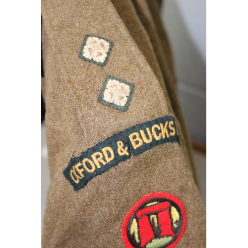 1402 - 1949 pattern 1949 dated Oxford & Bucks battledress with original insignia to a Lieutenant and RAF Wi... 