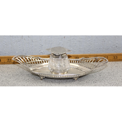 1009 - A silver and cut glass encrier or inkstand, Sheffield 1905 by Walker & Hall, approx 222.49g gross (i... 