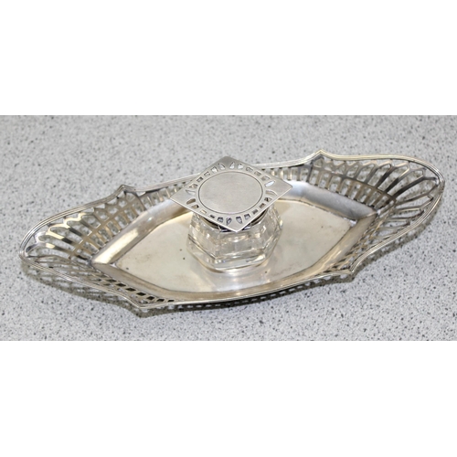 1009 - A silver and cut glass encrier or inkstand, Sheffield 1905 by Walker & Hall, approx 222.49g gross (i... 