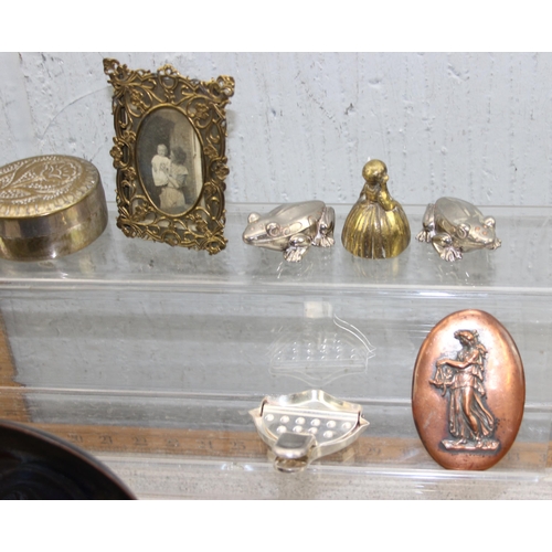 1007 - Qty of assorted silver plated items and other metalware to inc shoe pin cushions, animal figures, si... 