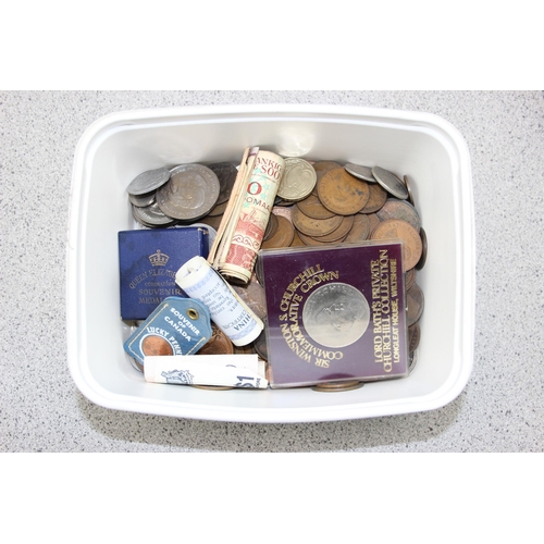 1201 - Qty of assorted British and world coins to inc £2 & £5 coin, approx 2.5kg gross