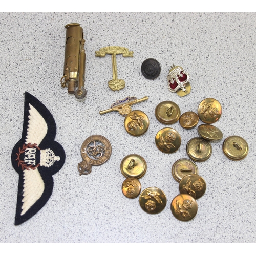 1428 - Qty of military badges, buttons and photographs etc