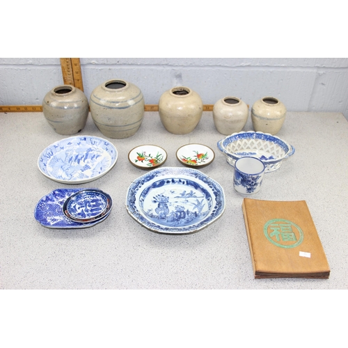 1730 - Qty of assorted Oriental ceramics to inc Chinese blue and white, some antique pieces, mostly AF