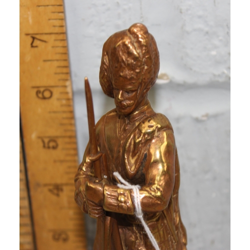 1439 - Heavy well modelled brass military figurine of a Black Watch Boer War memorial figure on ebonised pl... 