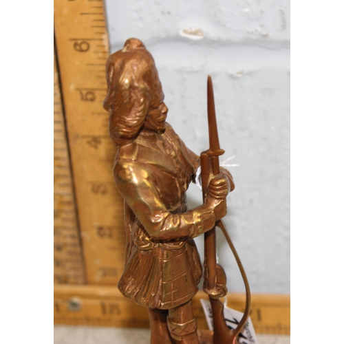 1439 - Heavy well modelled brass military figurine of a Black Watch Boer War memorial figure on ebonised pl... 