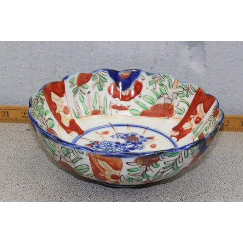 1752 - 3 late 19c hand painted Japanese Imari porcelain items – fluted bowl, scallop edged dish and tall ba... 