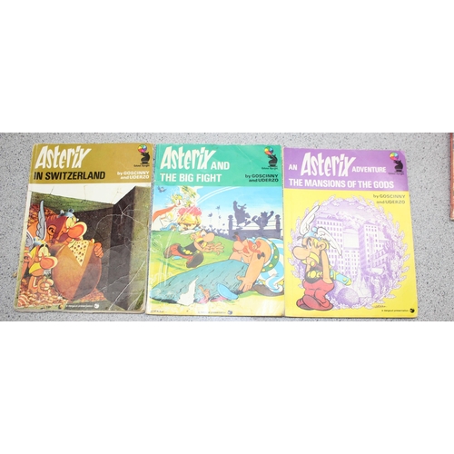 565 - Qty of vintage Asterix books