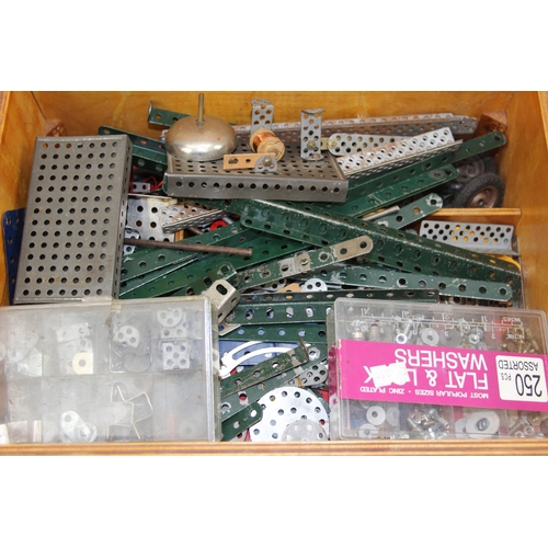 1522 - Box of assorted vintage Meccano