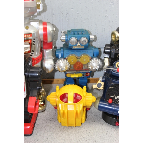 1526 - Qty of assorted vintage toy robots