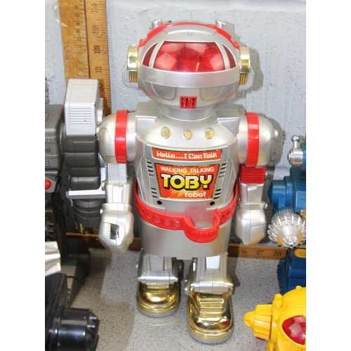 1526 - Qty of assorted vintage toy robots