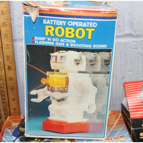 1530 - Qty of assorted vintage toy robots etc