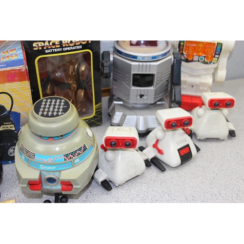 1530 - Qty of assorted vintage toy robots etc