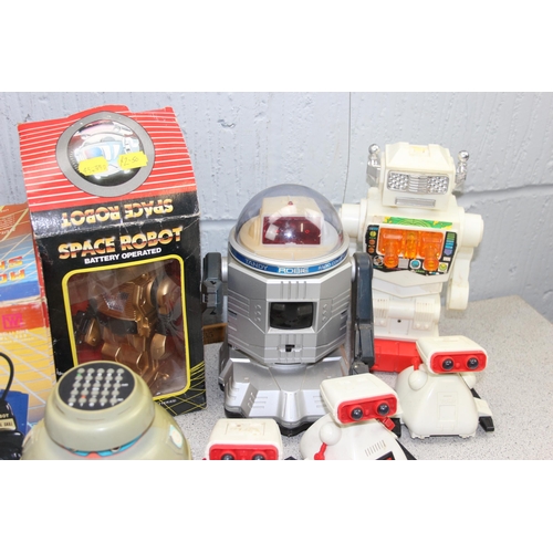 1530 - Qty of assorted vintage toy robots etc