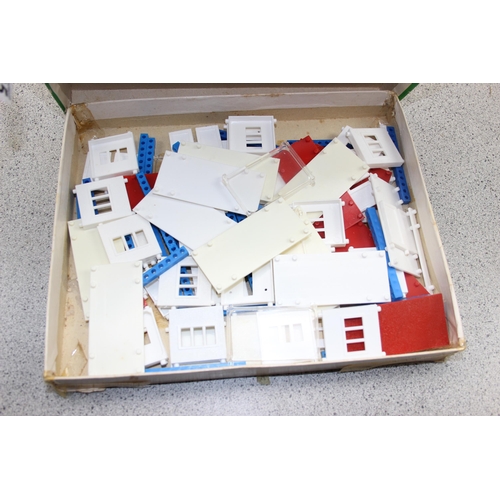 1535 - 3 vintage Constructo building sets in box