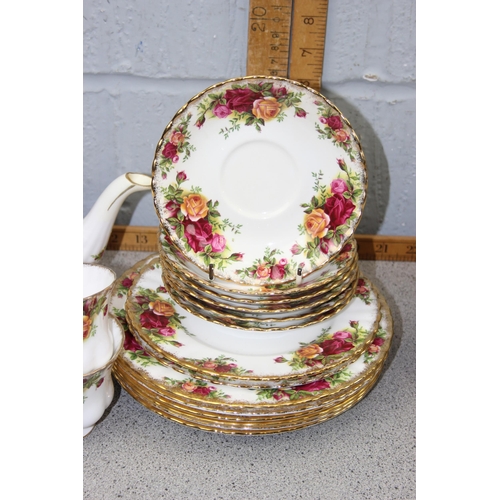 1759 - Qty of assorted Royal Albert 