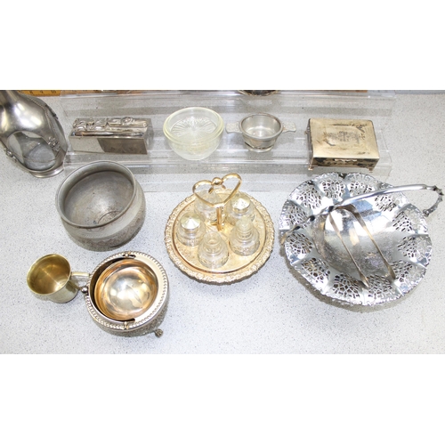 1020 - Box of mixed antique & later metalware to include silver plate & pewter