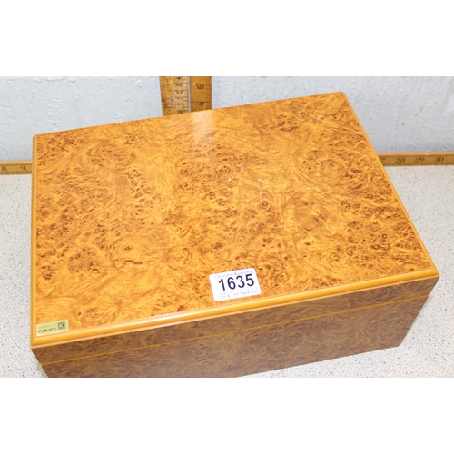 1635 - A Garantia Karatti burrwood cigar humidor