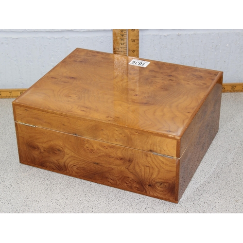 1636 - A wooden cigar humidor box by Cainarca of Milan, with 2 Diamond Crown humidifiers