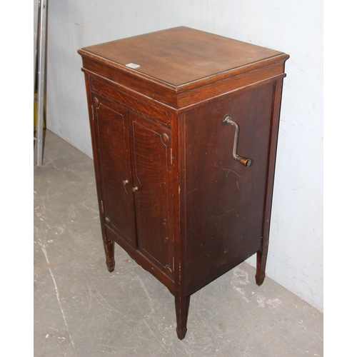 809 - A vintage Selecta gramophone in wooden cabinet