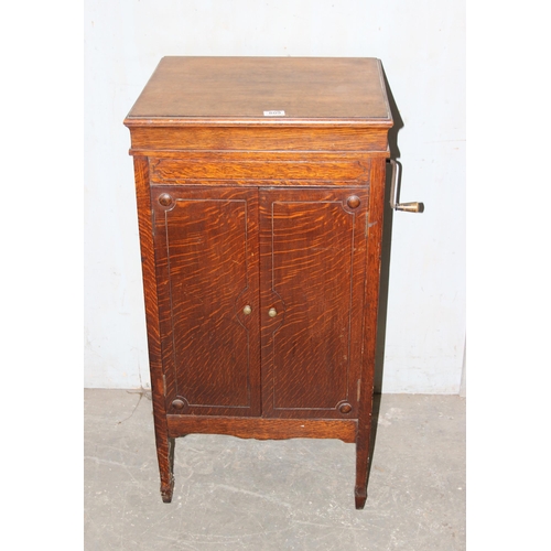 809 - A vintage Selecta gramophone in wooden cabinet