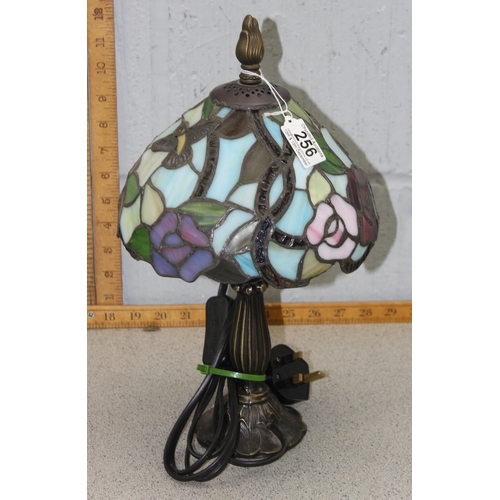 256 - Tiffany style table lamp with leaded glass shade, decorated with humming birds