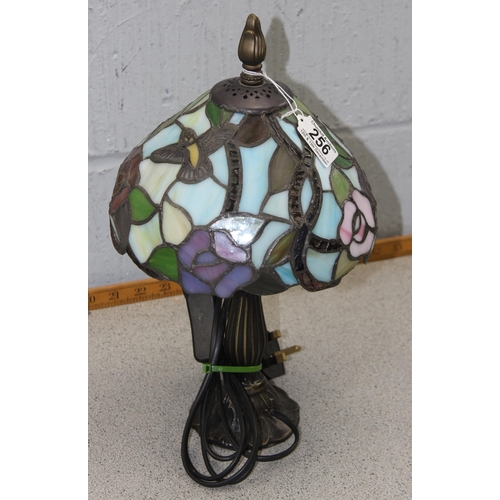 256 - Tiffany style table lamp with leaded glass shade, decorated with humming birds