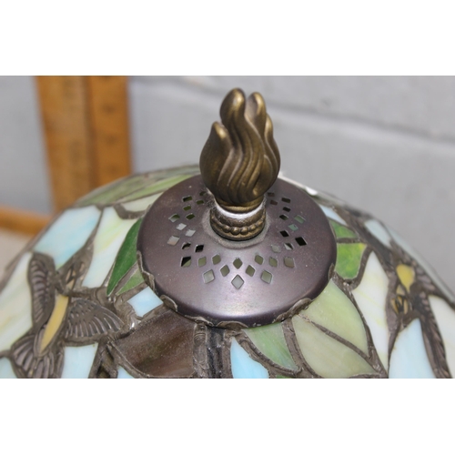 256 - Tiffany style table lamp with leaded glass shade, decorated with humming birds