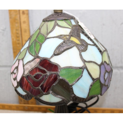 256 - Tiffany style table lamp with leaded glass shade, decorated with humming birds