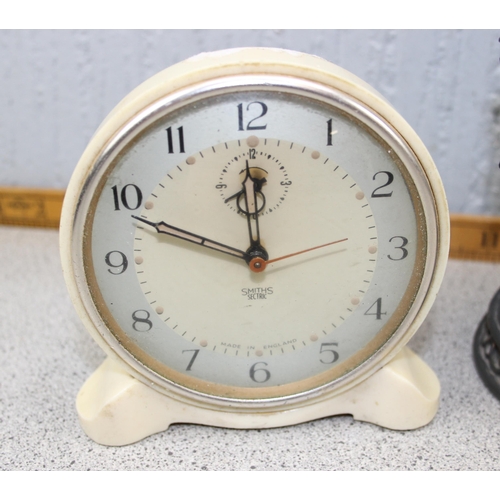 1321 - Mixed lot of 5 clocks to include a retro Smiths bedside alarm clock