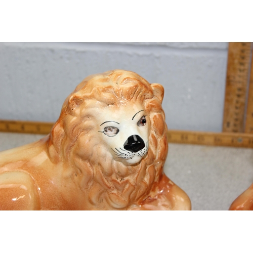 1813 - Mixed lot of animal related ceramics, to include a pair of Bo'ness style lions