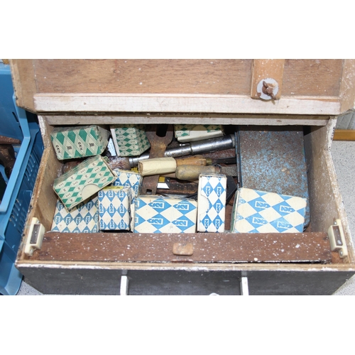 891 - Wooden tool box with contents & a tray of garden hand tools