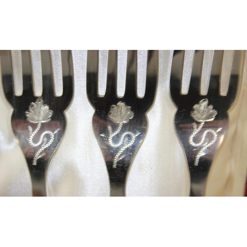 1049 - A boxed set of 12 silver plated fish knives and forks with silver handles, Sheffield 1905