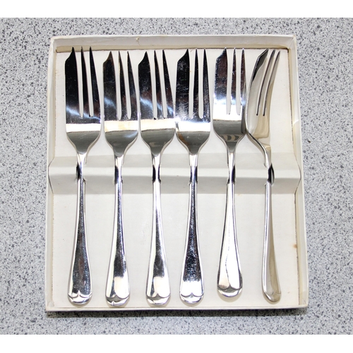 1053 - Qty of assorted vintage boxed cutlery sets