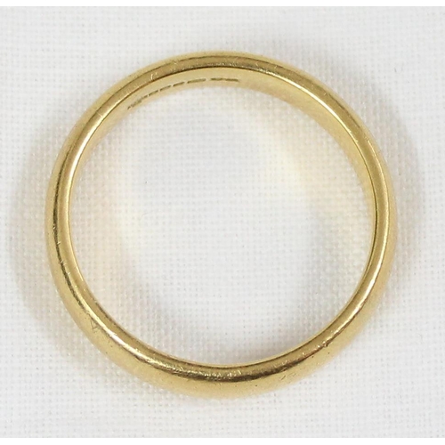 1121 - 18ct gold wedding band ring, marked for Sheffield 2000, approx size U, approx 8.24g gross