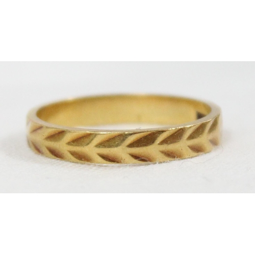 1129 - 22ct gold wedding band with geometric pattern, Birmingham 1989, approx size O, approx 3.24g gross