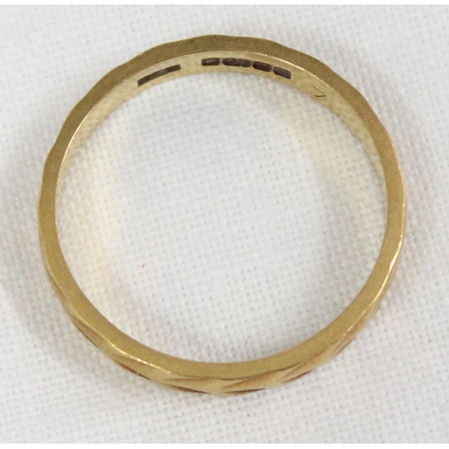 1129 - 22ct gold wedding band with geometric pattern, Birmingham 1989, approx size O, approx 3.24g gross