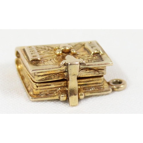 1139 - 9ct gold charm in the form of a bible opening to reveal Psalm 23, approx 5.58g gross