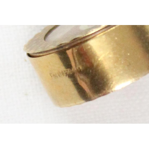 1142 - 9ct gold charm containing a folded 10 shilling note, approx 3.24g gross