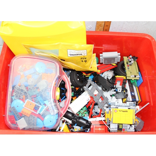 1569 - Red tub of mainly Lego to include a part build model of a Land Rover Defender