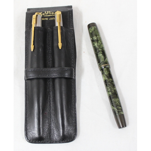 1666 - A vintage Parker Duofold fountain pen in green unusual marble finish with 14ct gold nib and 2 Parker... 