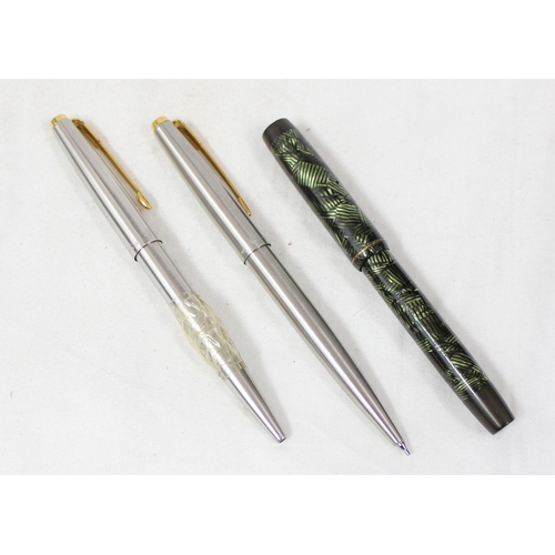 1666 - A vintage Parker Duofold fountain pen in green unusual marble finish with 14ct gold nib and 2 Parker... 