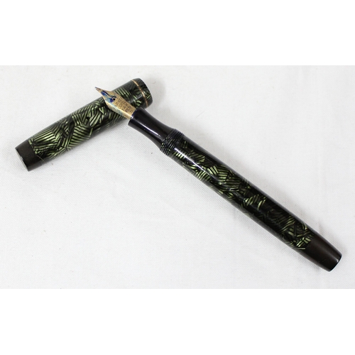 1666 - A vintage Parker Duofold fountain pen in green unusual marble finish with 14ct gold nib and 2 Parker... 