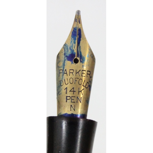 1666 - A vintage Parker Duofold fountain pen in green unusual marble finish with 14ct gold nib and 2 Parker... 