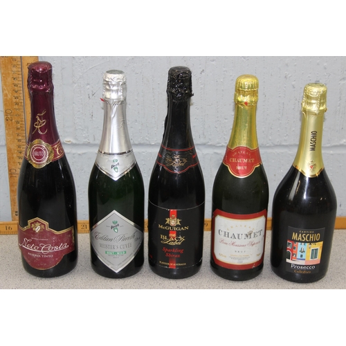 1682 - 10 bottles of various sparkling wine to include Moscato Capetta