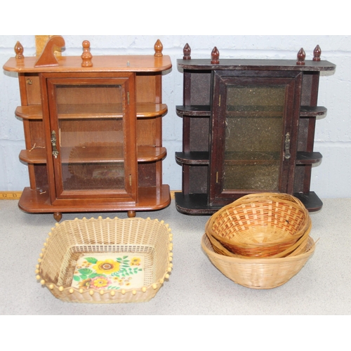 1835 - Qty of wicker baskets & 2 display cases