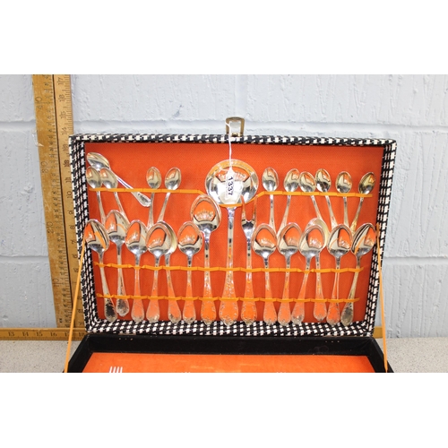 1090 - 12 place Italian boxed cutlery set